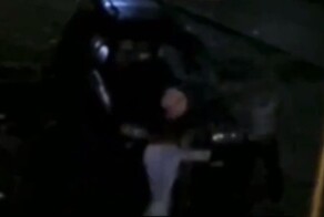 В Екатеринбурге таксист избил девушку за претензии по поводу опоздания