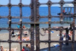 В Алуште отдыхающих на пляже закрыли на замок