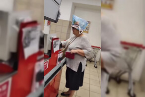 Бабушка с пакетом на голове устроила скандал в новосибирском магазине