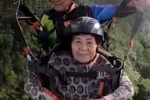 87-летняя бабуля совершила свой первый полет на параплане