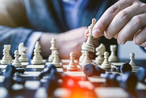 В шахматном клубе участник турнира устроил кровавую бойню шахматной доской