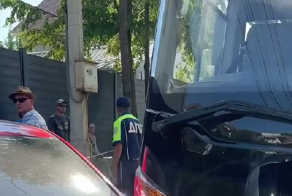 В Красноярске водитель автобуса не поделил дорогу с мужиком на Peugeot и протаранил пять автомобилей