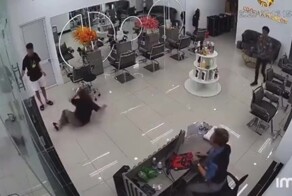 Неосторожная женщина врезалась в стеклянную дверь
