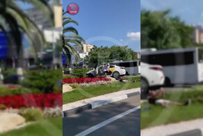 Пассажиры устроили фотосессию на фоне разбитой машины в клумбе