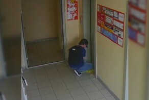Новосибирцев возмутил парень, спихнувший гору мусора в шахту лифта