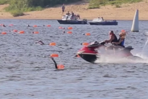 В Нижнем Новгороде лихачи на гидроцикле протаранили группу спортсменов во время заплыва на Волге
