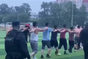 «Всем лежать!»: в Благовещенске разобрались с гостями города, которые напали на подростков на детской площадке