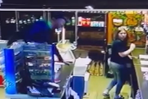 В Новосибирске бездомный с ножом напал на девушку-продавца