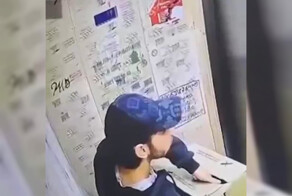 Камера в лифте записала доставщика, дегустирующего чужую черешню