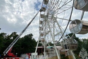 Застряли на высоте: более 30 челябинцев зависли на колесе обозрения