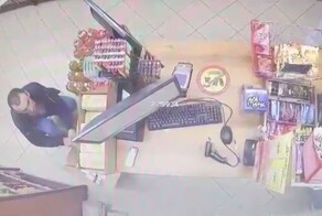 Камера магазина запечатлела мужчину, который украл коробку сигарет