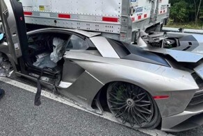 Lamborghini Aventador заехал под грузовик. Водитель почти не пострадал