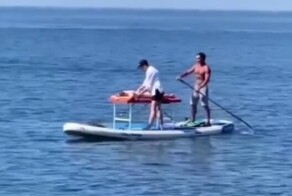 В Крыму оказывают забавную услугу: массаж прямо в море
