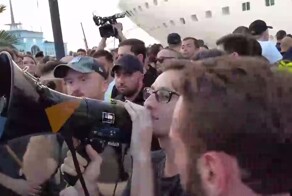 "Дикость какая-то": грузины вышли на митинг перед лайнером с российскими туристами