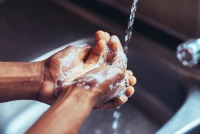 Что означает рука руку моет?