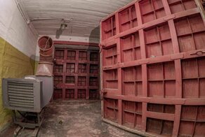 Забытое советское бомбоубежище: количество ящиков с добром сложно подсчитать!