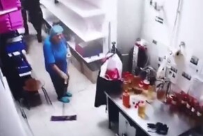 В Одессе уборщица специально намыла пол, чтобы отомстить коллеге