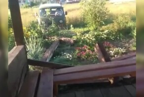 Барнаулец на буханке демонтировал новую автобусную остановку, которую подростки использовали для тусовок
