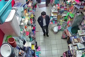 «Ты - не ты, когда припекает»: сотрудник магазина  отбирал товар у дерзкого похитителя кепок