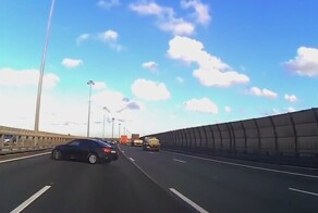 Подрезал, подставил попу и бежать...