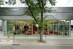 Мужчина по пьяни угнал из автосалона Ferrari и повредил 4 элитных автомобиля