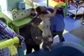 В игровом центре Кызыла женщина пнула ребёнка ногой и избила за замечание его мать