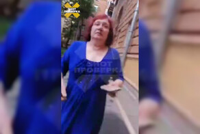 Женщина нападает на сотрудников пункта выдачи