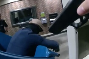 Преступник упал в мусорный бак, когда сбегал из банка