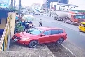 Чудо свыше: легкий самолет рухнул и загорелся в Нигерии, но пассажир и пилот сумели выжить