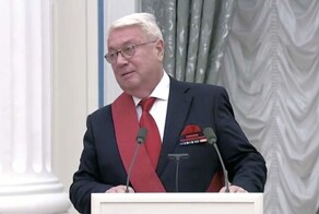 "А вы всех узнали": во время вручения госнаграды в Кремле Владимир Винокур подшутил над Джо Байденом