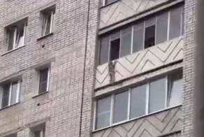 Трёхлетний малыш чуть не сорвался с балкона седьмого этажа