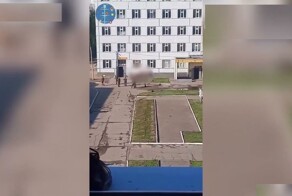 Российский комбриг раздел догола собственных танкистов и&nbsp;заставил их&nbsp;щипать траву