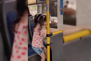 Водитель автобуса украсил поездку маленьким пассажирам