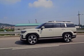 Hyundai Santa Fe 2024 заметили на дорогах общего пользования. Машина сильно изменилась в дизайне