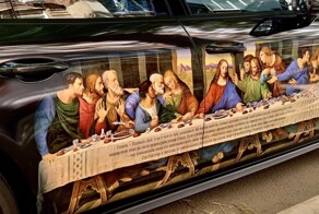 В Уфе заметили Porsche священника с копией "Тайной вечери" на кузове