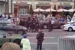 "У него футболка в крови!": два водителя устроили драку со стрельбой около Кремля в Москве