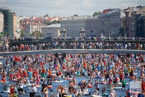 В Санкт-Петербурге прошёл костюмированный заплыв на сапбордах