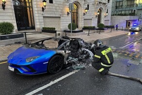 В центре Москвы дотла сгорел синий суперкар Lamborghini
