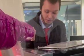 Пассажиры объединились против сотрудника, который вот уже два года кошмарит людей в Домодедово