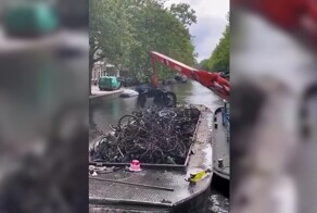Ежегодно в Амстердаме выбрасывается в каналы более 20 000 велосипедов