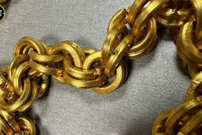 Мужчина пытался вывезти из России двухкилограммовую золотую цепь