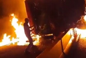 "Вылезай быстрее, сгоришь!": тюменцы спасли водителя фуры, вытащив его за ноги из полыхающего авто