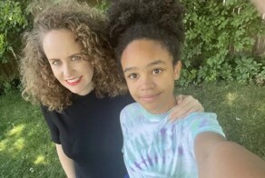 Американку с темнокожей дочерью задержали в аэропорту и обвинили в торговле людьми