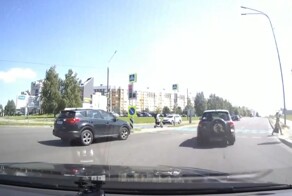 "Не будь петушком — или на двух самокатах, или пешком"