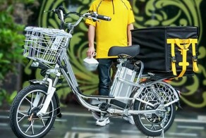 В Москве курьер-мигрант на электровелосипеде насмерть сбил женщину и скрылся. У неё остался 4-х летний ребёнок