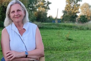 Экс-министр иностранных дел Австрии Карин Кнайсль поселилась в рязанской деревне
