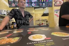 "Это нормально!" Как сотрудники ресторана в Москве тапки в раковине для посуды мыли