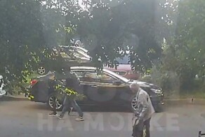 Гнусное видео с камеры домофона: подросток вырвал сумку у 84-летней старушки и повалил женщину на асфальт