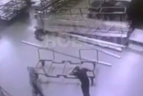 В Беларуси на заводе рабочего завалило алюминиевыми профилями: его коллеги от страха просто разбежались