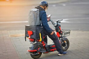 В Китае прохожие вернули курьеру 30 забытых им смартфонов